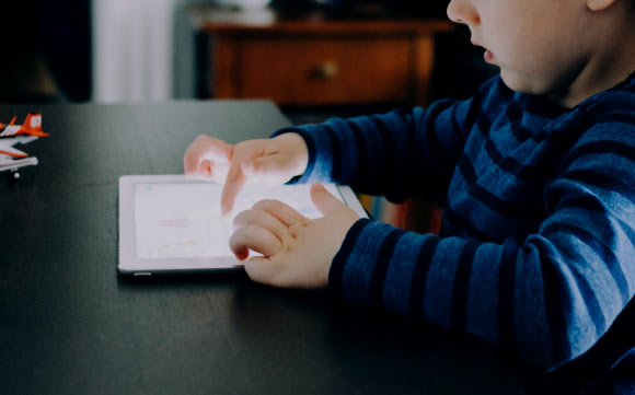 Using light-emitting tablet computers in the late evening can postpone our decision to go to sleep, and make us more sleepy the next morning. Image credit: Stock Snap.