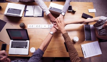 Consuming a moderate amount of caffeinated coffee prior to indulging in a group activity enhances an individual’s task-relevant participation in the group activity. Image credit: Raw Pixel.