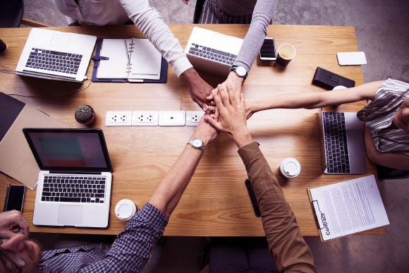 Consuming a moderate amount of caffeinated coffee prior to indulging in a group activity enhances an individual’s task-relevant participation in the group activity. Image credit: Raw Pixel.