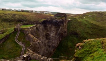 The ruins of the upper mainland courtyards of Tintagel Castle, England. Image credit: Kerry Garratt / CC BY-SA 2.0.