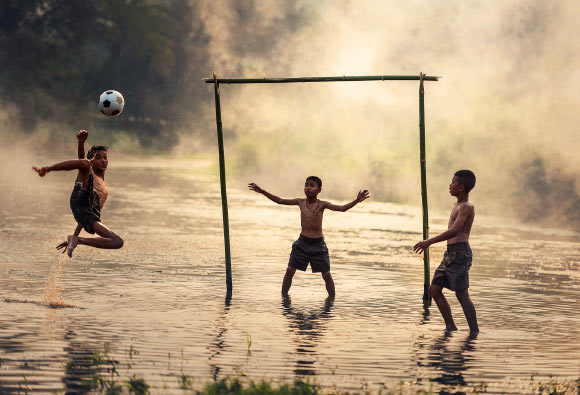 Scalise Sugiyama et al analyzed how competitive team sports shaped the physical and psychological skills of early humans. Image credit: Sasin Tipchai.