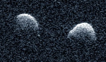 A bi-static radar image of the binary asteroid 2017 YE5 from the Arecibo Observatory and the Green Bank Observatory on June 25, 2018. Image credit: Arecibo / GBO / NSF / NASA / JPL-Caltech.
