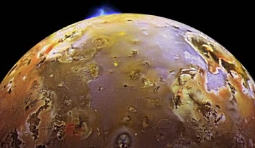 This image from NASA’s Galileo spacecraft shows a volcanic explosion on Io. Image credit: NASA / JPL / University of Arizon.