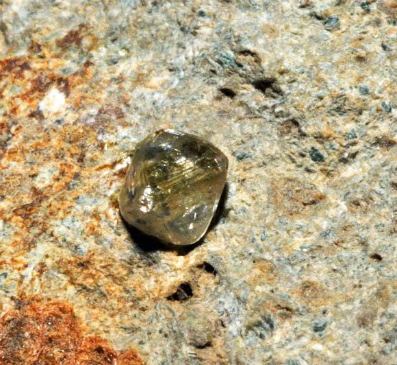 Diamond in kimberlite. Image credit: Parent Géry / CC BY-SA 3.0.