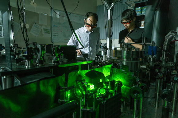 Ahn et al levitated a nanoparticle in vacuum and driven it to rotate at high speed, which they hope will help them study the properties of vacuum and quantum mechanics. Image credit: Vincent Walter, Purdue University.