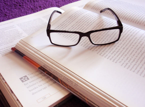 Although primarily influenced by environmental and social factors, years of schooling are also influenced by genes associated with cognitive function such as memory and personality traits. Image credit: Sci-News.com.