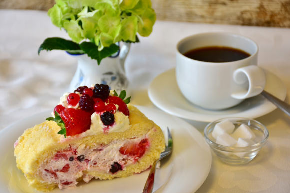This study suggests caffeine has weak, transient effects on energy intake and doesn’t support it as an effective appetite suppressant. Image credit: Rita E.