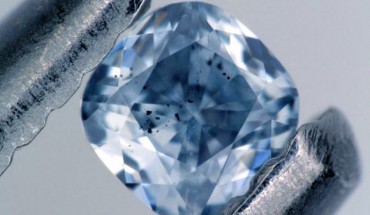 A blue, boron-bearing diamond with dark inclusions of a mineral called ferropericlase, which were examined as part of this study. This gem weighs 0.03 carats. Image credit: Evan Smith / Gemological Institute of America.