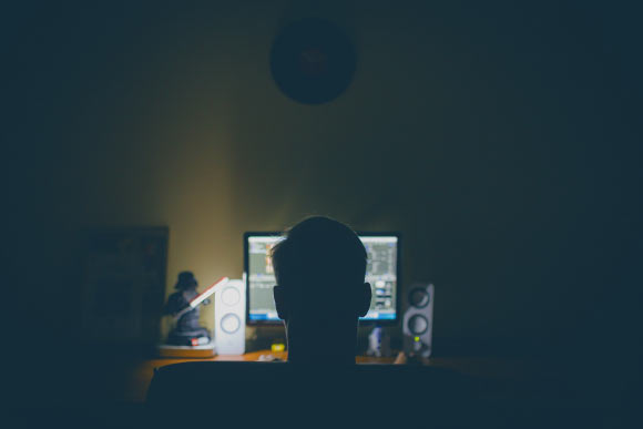 Billari et al found that individuals with DSL access sleep 25 minutes less. Image credit: Tookapic.