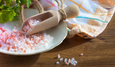 Mente et al show that for the vast majority of individuals, sodium consumption does not increase health risks except for those who eat more than 5 g/day. Image credit: Anna Sulencka.