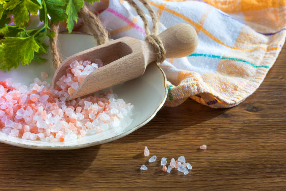 Mente et al show that for the vast majority of individuals, sodium consumption does not increase health risks except for those who eat more than 5 g/day. Image credit: Anna Sulencka.