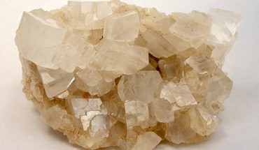 Magnesite. Image credit: Rob Lavinsky, iRocks.com / CC BY-SA 3.0.