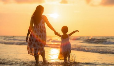Romeo et al suggest talking with children from early age could promote language skills regardless of socioeconomic status. Image credit: Sasin Tipchai.