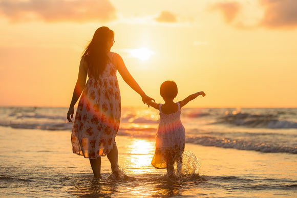 Romeo et al suggest talking with children from early age could promote language skills regardless of socioeconomic status. Image credit: Sasin Tipchai.
