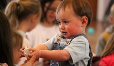 Infants distinguish between respect-based and fear-based power relations. Image credit: Bill Kasman.