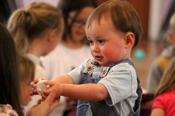 Infants distinguish between respect-based and fear-based power relations. Image credit: Bill Kasman.