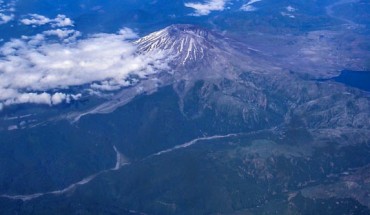 Mount St. Helens in 2007. Image credit: Michael Adams / CC BY-SA 3.0.