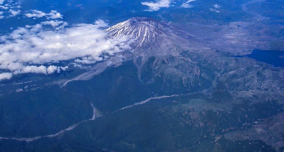 Mount St. Helens in 2007. Image credit: Michael Adams / CC BY-SA 3.0.
