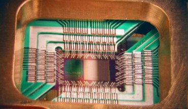 A chip designed to operate as a 128-qubit superconducting adiabatic quantum optimization processor. Image credit: D-Wave Systems, Inc.