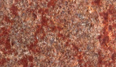 Image of the Blombos Cave silcrete flake displaying the drawn lines that form a cross-hatched pattern. Image credit: C. Foster.