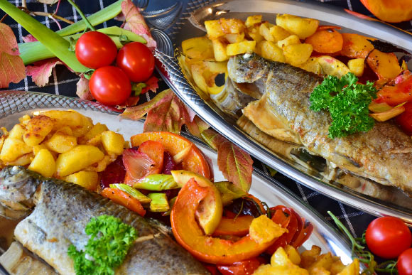 Adhering to a healthy diet, in particular a traditional Mediterranean diet, or avoiding a pro-inflammatory diet appears to confer some protection against depression in observational studies. Image credit: Rita E.