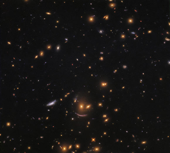 This image of SDSS J0952+3434 is made up of observations from Hubble’s Wide Field Camera 3 (WFC3) in the infrared and optical parts of the spectrum. Four filters were used to sample various wavelengths. The color results from assigning different hues to each monochromatic image associated with an individual filter. Image credit: NASA / ESA / Hubble / Judy Schmidt, www.geckzilla.com.