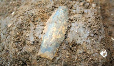 A 15,000-year-old stemmed point at the Debra L. Friedkin site, Texas. Image credit: Waters et al, doi: 10.1126/sciadv.aat4505.