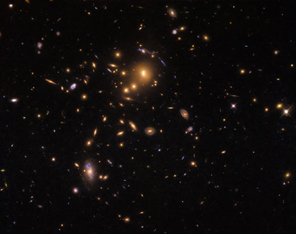 This Hubble image shows the strong-lensing galaxy cluster SDSS J0915+3826. Image credit: NASA / ESA / Hubble / Judy Schmidt, www.geckzilla.com.