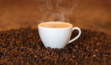 This study reveals important fundamental differences between hot and cold brew coffee that may have implications for possible health impacts on drinkers. Image credit: Fxxu.