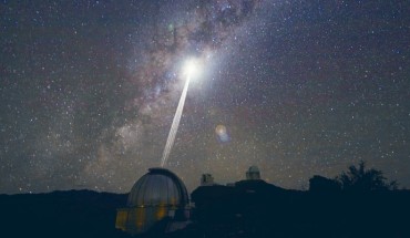 James Clark and Dr. Kerri Cahoy propose that laser technology on Earth could emit a beacon strong enough to attract attention of alien astronomers from as far as 20,000 light-years away. Image credit: A. Fitzsimmons, ESO / Sci-News.com.
