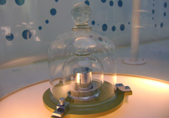 A replica of the prototype of the kilogram at the Cité des Sciences et de l’Industrie in Paris, France. Image credit: Japs / CC BY-SA 3.0.