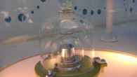 A replica of the prototype of the kilogram at the Cité des Sciences et de l’Industrie in Paris, France. Image credit: Japs / CC BY-SA 3.0.