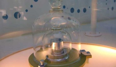 A replica of the prototype of the kilogram at the Cité des Sciences et de l’Industrie in Paris, France. Image credit: Japs / CC BY-SA 3.0.