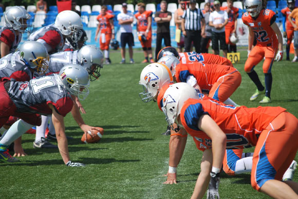 MRI study reveals that repeated blows to the head cause microscopic changes in young football players’ brains. Image credit: Andzelika Tokarska.
