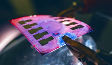 Mok et al developed flexible organic photovoltaics with a chemical additive that mitigates the material’s brittle qualities without losing efficiency. Image credit: Jeff Fitlow / Rice University.