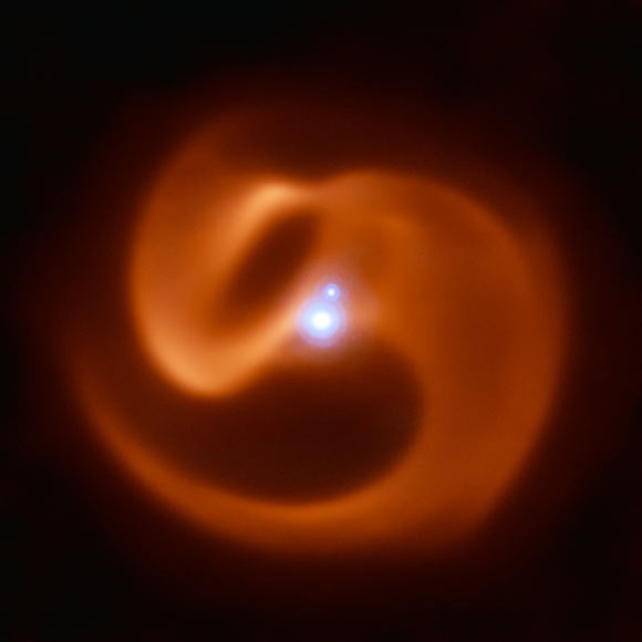 The VISIR instrument on ESO’s Very Large Telescope captured this stunning image of the 2XMM J160050.7-514245 system. Image credit: ESO / Callingham et al.