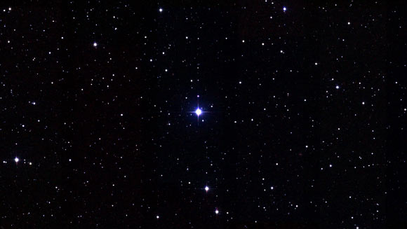 This image shows the early F-type star HD 2685 (center). Image credit: Centre de Données astronomiques de Strasbourg / SIMBAD / 2MASS.