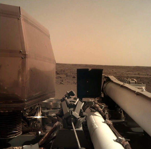 InSight’s Instrument Deployment Camera (IDC) took this picture off the Martian surface on November 26, 2018, the same day the spacecraft touched down on the Red Planet. The camera’s transparent dust cover is still on in this image, to prevent particulates kicked up during landing from settling on the camera’s lens. Image credit: NASA / JPL-Caltech.
