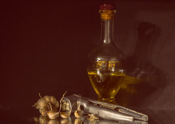 Essential oils from garlic and several other common herbs and medicinal plants show strong activity against Borrelia burgdorferi. Image credit: Liviu Nanu.