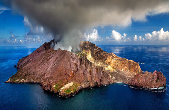 Jackson et al propose that magma storage occurs by reactive melt flow in long-lived mush reservoirs, rather than by the commonly invoked process of fractional crystallization in magma chambers. Image credit: Julius Silver.