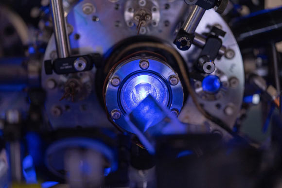 Langin et al created the world’s first laser-cooled neutral plasma. Image credit: Brandon Martin / Rice University.
