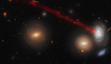 This striking image combines data gathered with Hubble’s Advanced Camera for Surveys (ACS) and data from the Subaru Telescope in Hawaii. It shows just a part of the spectacular tail emerging from the spiral galaxy D100. Image credit: NASA / ESA / Hubble / Cramer et al.