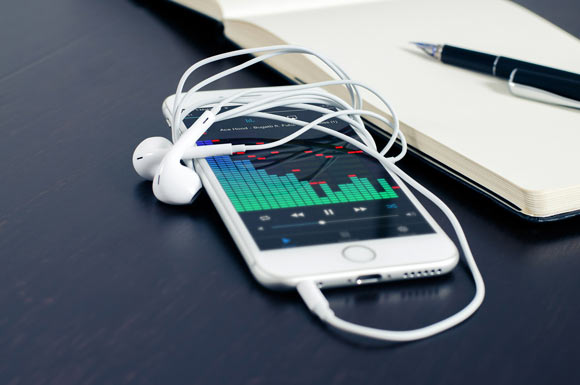 The popular view that music enhances creativity has been challenged by Threadgold et al. Image credit: William Iven.