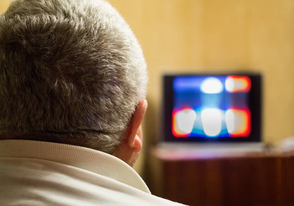 Fancourt & Steptoe aimed to explore whether television viewing behaviors in adults aged 50 or over are associated with a decline in cognition. Image credit: Pavlofox.