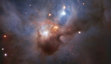This image, taken by the FOcal Reducer and low dispersion Spectrograph 2 (FORS2) instrument on ESO’s Very Large Telescope at the Paranal Observatory in Chile, shows the small, moderately bright reflection nebula NGC 1788. Image credit: ESO.