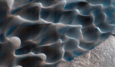 The retreat of the Martian polar cap of frozen carbon dioxide during the spring and summer generates winds that drive the largest movements of sand dunes observed on Mars. Image credit: NASA / JPL / University of Arizona / USGS.