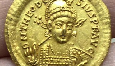 The 1,600-year-old gold solidus, obverse. Image credit: Nir Distelfeld, Israel Antiquities Authority.