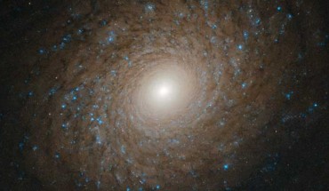 This Hubble image shows the multi-armed spiral galaxy NGC 2985. The color image was made from separate exposures taken in the visible and near-infrared regions of the spectrum with Hubble’s Advanced Camera for Surveys (ACS). It is based on data obtained through two filters: F658W and F814W. The color results from assigning different hues to each monochromatic image associated with an individual filter. Image credit: NASA / ESA / Hubble / L. Ho.