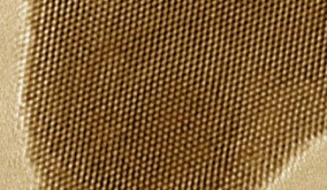 This electron microscope (colorized) image shows the arrangement of electrons on the gold particle. Image credit: Ye et al, doi: 10.1002/advs.201900911.