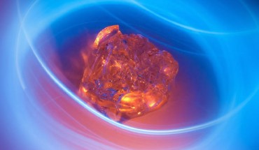Mackay et al found theoretically a new type of electromagnetic surface wave. Image credit: Arek Socha.